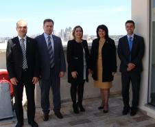 O coordenador do grupo de trabalho da Execução Penal da DPPR, defensor Eduardo Pião Ortiz Abraão, o secretário geral adjunto do Condege, defensor Nilton Leonel Arnecke Maria, a presidente Condege, defensora Andréa Maria Alves Coelho, a defensora pública-geral, Josiane Fruet Bettini Lupion, e o subdefensor da DPPR, André Ribeiro Giamberardino.