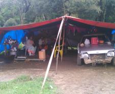 No local não há serviços básicos de saneamento, abastecimento de água potável e energia elétrica. As famílias também estão sujeitas a todos os tipos de intempéries. 