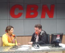 A defensora pública-geral também atendeu a imprensa iguaçuense e esclareceu a população sobre a Defensoria Pública na cidade. Na foto, entrevista à rádio CBN Foz.