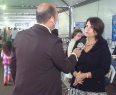 O repórter Caio Vasques, da RPC Foz, entrevista a defensora pública-geral. 