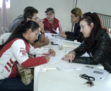 As assistentes sociais Deizy Aparecida Russi e Rosana Trauczynski atendem a população.
