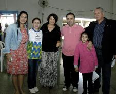 A secretária de Assistência Social, Família e Relações com a Comunidade, Claudia Pereira, as defensoras públicas Suzete de Fátima Guerra e Josiane Fruet Bettini Lupion, o prefeito de Foz do Iguaçu, Reni Pereira, e o secretário de Relações com a Comunidade do Paraná, Ubirajara Schereiber.