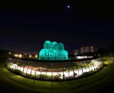 Monumentos em Curitiba ganham iluminação verde em homenagem ao Dia Nacional da Defensoria Pública
