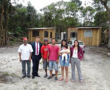 Os defensores públicos Juliano Marold e Cinthia Azevedo com moradores do Balneário de Shangri-lá.