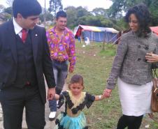 O defensor público Luis Felipe Pimentel da Costa e a defensora pública Camille Vieira da Costa em visita à comunidade cigana da etnia Calon no município da Lapa, região metropolitana de Curitiba. 