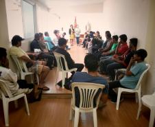 Atividade na Casa de Acolhida São José, em Curitiba. A instituição acolhe a população em situação de rua, que costuma ir até o local na parte da manhã para tomar café e cuidar da higiene pessoal. 