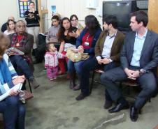 Defensores públicos participam de uma audiência pública na Vila das Torres, em Curitiba.