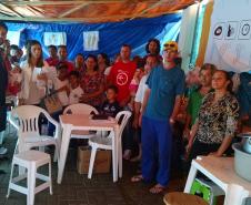 Defensores públicos visitam famílias ameaçadas de despejo acampadas em frente ao Fórum de São José dos Pinhais.