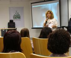A secretária da mulher de Curitiba, Roseli Isidoro, abriu o debate destacando o recente lançamento do aplicativo Clique 180.