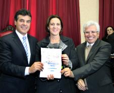 Defensoria Pública.O governador Beto Richa sanciona a lei que cria a Defensoria Pública no Esatado do Paraná. da esq. p/ dir: governador Beto Richa, secretária da Justiça e Cidadania Maria tereza Uille Gomes e o secretário chefe da Casa Civil Durval Amaral.Curitiba, 19-05-11Foto: Arnaldo Alves / AENotíc.ias