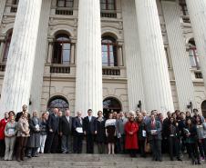 Defensoria Pública.O governador Beto Richa, posa para foto após a  solenidade que sancionou a lei que cria a Defensoria Pública no Esatado do Paraná.Curitiba, 19-05-11Foto: Arnaldo Alves / AENotícias.