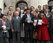 Defensoria Pública.O governador Beto Richa, posa para foto após a solenidade que sancionou a lei que cria a Defensoria Pública no Esatado do Paraná.Curitiba, 19-05-11Foto: Arnaldo Alves / AENotícias.