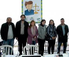 O diretor de secretaria Anastácio Borges dos Santos Júnior, o promotor Roberto Galvão Faleiros Júnior, a assessora jurídica Kátia Brüning, a assistente social Rosana Trauczynski, a assessora jurídica Elaine Oshima e o juiz Christian Palharini.