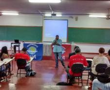 Servidor da DPPR em Londrina participa de mesa-redonda na UEL.