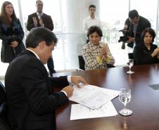 O governador do Estado, Beto Richa, assina o convênio.