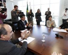 A defensora pública-geral do Estado, Josiane Lupion,
assina convênio com a Cohapar.