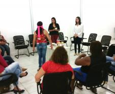 Os encontros ajudam mulheres, de 18 a 80 anos e de classes sociais e níveis de escolaridade diversos, a retomarem a vida após sofrerem casos de violência doméstica.