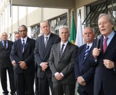 O ministro Ricardo Lewandowski (à direita) participou de evento no TJPR, ladeado por outras autoridades, como o presidente do Tribunal, desembargador Paulo Roberto Vasconcelos (ao lado de Lewandowski), e o defensor público-geral do estado, Sérgio Roberto Rodrigues Parigot de Souza (terceiro da esquerda para a direita).