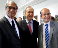 O defensor público-geral do Paraná, Sérgio Roberto Rodrigues Parigot de Souza, o presidente do STF, Ricardo Lewandowski, e o subdefensor público-geral do estado, Eduardo Abraão, durante cerimônia no TJPR.