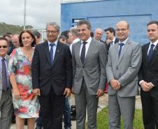 O governador Beto Richa (ao centro) durante inauguração do Cense em São José dos Pinhais, ladeado pelo defensor público-geral, Sérgio Parigot de Souza (à esquerda), e pelo subdefensor público-geral, Eduardo Abraão. À direita, na ponta, o defensor público Lauro Guimarães; à esquerda, o secretário de Justiça, Cidadania e Direitos Humanos, Leonildo de Souza Grota, e a promotora do MP-PR e ex-secretária de Justiça, Maria Tereza Uille Gomes.