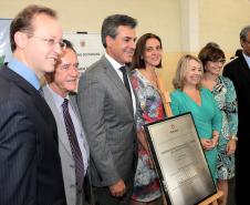 O governador Beto Richa, ao centro, inaugurou na terça-feira (23) o Centro de Socioeducação de São José dos Pinhais. Entre as autoridades presentes estava o defensor público-geral do Paraná, Sérgio Parigot de Souza (à direita da foto).