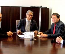 O deputado estadual Chico Brasileiro (segundo da direita para a esquerda) com o defensor público-geral, Sérgio Parigot de Souza, e com o subdefensor público-geral, Eduardo Abraão.