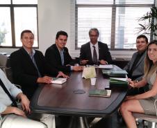 O deputado federal Diego Garcia (terceiro da esquerda para a direita) e sua comitiva foram recebidos pelo defensor público-geral, Sérgio Parigot de Souza, e pelo chefe do Gabinete, Paulo Cinquetti Neto (primeiro à esquerda) e pela presidente da ADEPAR, Thaísa Oliveira.