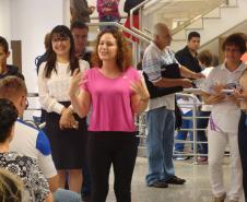 A maquiadora Lidiane de Fátima Becker Mokdese presenteou as mulheres que aguardavam atendimento com uma maquiagem.