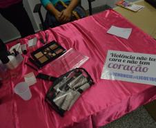 Mulheres que aguardavam atendimento ganharam uma maquiagem.