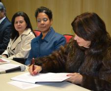 A defensora pública-geral do Estado, Josiane Lupion, assina o termo de posse.