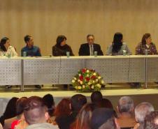 A partir da esquerda: o corregedor geral da Defensoria, Sérgio Parigot de Souza, a subprocuradora geral de Justiça (MP/PR), Samia Saad Bonavides, a ouvidora da DPPR, Maria de Lourdes "Santa" de Souza, a defensora pública-geral do Estado, Josiane Lupion, o subdefensor geral, Osni Batista Padilha, a desembargadora do Tribunal de Justiça do Paraná, Denise Krüger Pereira, a diretora adjunta do Departamento de Direitos Humanos e Cidadania (DEDIHC) da Secretaria da Justiça, Cidadania e Direitos Humanos