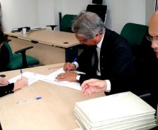 O defensor público-geral do estado, Sérgio Parigot de Souza, assina termo de posse dos novos defensores.