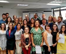 Os novos defensores públicos do Paraná se reuniram em Curitiba para assinar o termo de posse. Na foto com o defensor público-geral do estado, Sérgio Parigot de Souza, e com o subdefensor público-geral, Eduardo Abraão (ambos no alto, ao centro da imagem).