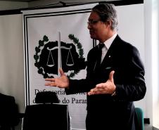 O defensor público-geral do Paraná, Sérgio Parigot de Souza, deu boas-vindas aos novos defensores públicos durante o evento de assinatura do termo de posse.
