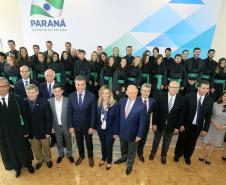 O governador Beto Richa empossa nesta terça-feira, no Palácio Iguaçu, os trinta e seis novos defensores públicos que irão reforçar o atendimento da Defensoria Pública do Paraná
