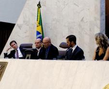 O líder do governo na Alep, Luiz Claudio Romanelli, abriu a solenidade. Ao lado dele, da esquerda para a direita: o diretor legislativo da Assembleia, Dylliardi Alessi, o subdefensor público-geral do Paraná, Eduardo Abraão, o diretor da EDEPAR, Diego Cantoario, e a coordenadora da Escola do Legislativo, Francis Karam.