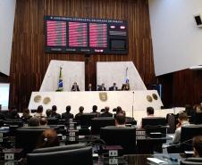 O deputado estadual Tadeu Veneri, ao centro da foto, juntou-se à mesa do Plenário da Câmara para prestigiar a cerimônia de encerramento do curso para os novos defensores públicos.