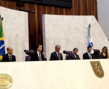O defensor público-geral do Estado, Sérgio Parigot de Souza, ao centro da foto, juntou-se à mesa do Plenário. Ao lado dele, da esquerda para a direita: o subdefensor público-geral, Eduardo Abraão, o diretor legislativo da Assembleia, Dylliardi Alessi, o deputado estadual Tadeu Veneri, o diretor da EDEPAR, Diego Cantoario, e a coordenadora da Escola Legislativa, Francis Karam.