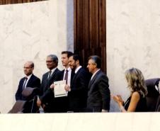 Ao centro da foto, o diretor legislativo da Assembleia, Dylliardi Alessi, e o diretor da EDEPAR, Diego Cantoario, que foram os palestrantes do dia, recebem o certificado por suas contribuições para a formação dos novos defensores públicos.