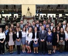 Os novos defensores públicos do Paraná encerraram seu curso de formação com evento na Assembleia Legislativa do Estado. Na foto, posaram ao lado do deputado estadual Tadeu Veneri, presidente da Comissão de Direitos Humanos e da Cidadania da Alep.