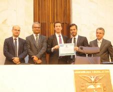 Eduardo Abraão, subdefensor público-geral; Sérgio Parigot de Souza, defensor público-geral; Dylliardi Alessi, diretor legislativo da Alep; Diego Cantoario, diretor da EDEPAR; e Tadeu Veneri, presidente da Comissão de Direitos Humanos e da Cidadania da Alep.