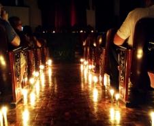 Velas iluminaram a entrada dos defensores públicos no Salão Nobre da UFPR.