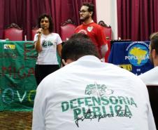Os defensores públicos Camille Vieira da Costa e Antonio Vitor Barbosa de Almeida, observados pelo ouvidor-geral da DPPR, Gerson da Silva.