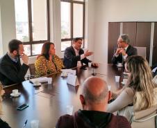 Representantes do Instituto de Terras do Paraná e do Instituto de Terras do Piauí estiveram reunidos na sede central da Defensoria Pública do Paraná. Os piauienses estão interessados no modelo de parceria para a regularização da propriedade de imóveis.