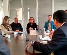 O defensor público-geral do Paraná, Sérgio Parigot de Souza (à esquerda), com o diretor do INTERPI, José Osmar Alves (à direita) e demais integrantes do ITCG, DPPR e Banco Mundial, que participaram da reunião.