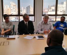 Movimentos sociais pediram ao defensor público-geral do Paraná, Sérgio Parigot de Souza (ao centro da foto), a criação do Núcleo de Defesa dos Direitos Humanos.