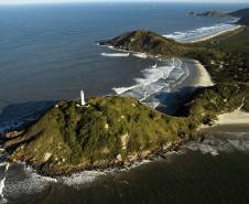 Apesar de ser um dos principais destinos turísticos do litoral do estado, com praias e monumentos históricos, a Ilha do Mel também é um importante santuário ecológico. 