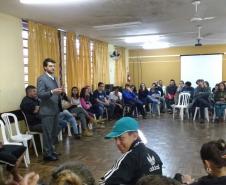 O defensor público Bruno Müller conversou com os estudantes a respeito dos direitos deles.