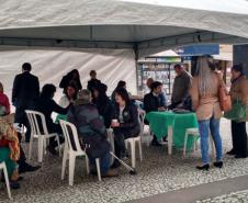 Apesar do frio e da chuva fina ao longo do dia, aos poucos as pessoas foram chegando e conversando com os defensores públicos, que se revezaram no atendimento.