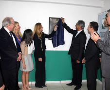 A prefeita de Campo Mourão, Regina Dubay, e o defensor público-geral do Paraná, Sérgio Parigot de Souza, descerram a placa inaugural da sede da DPPR no município.
